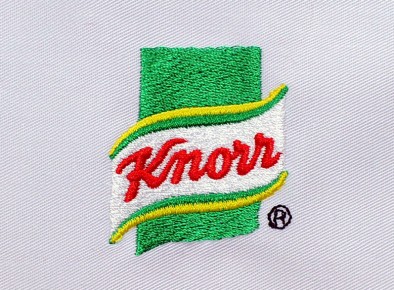 Logo firmy Knorr na szarym tle - technologia wykonania - haft komputerowy