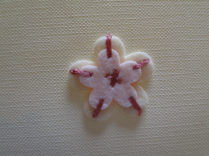 Kwiat z filcu z haftem